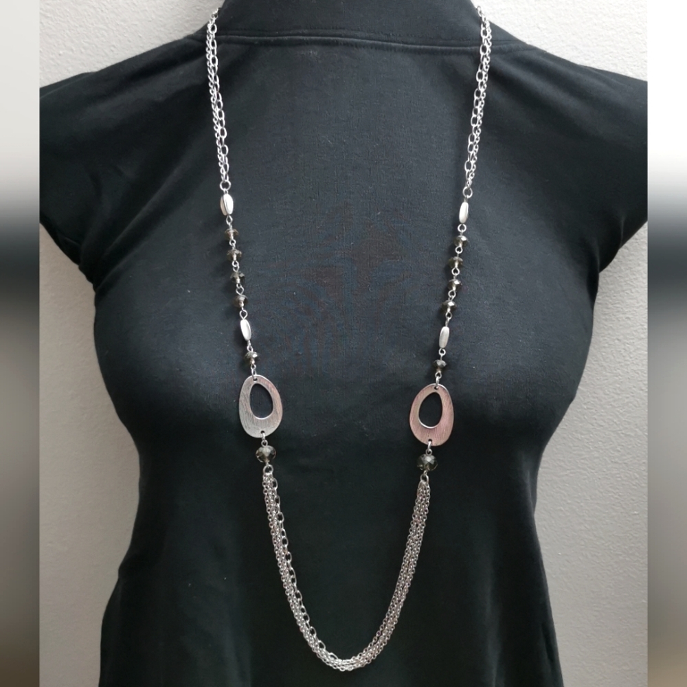 #48-NWOT. Long glass beaded necklace